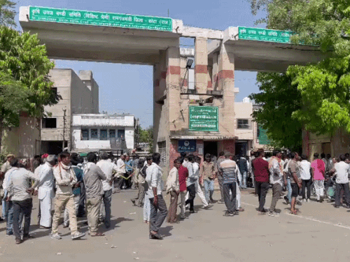 कोटा मंडी में आढ़त कम, व्यापारियों ने काम बंद किया:गुस्साए किसानों ने गेट पर जड़ा ताला, बोले- पहले सूचना देते तो माल नहीं लाते