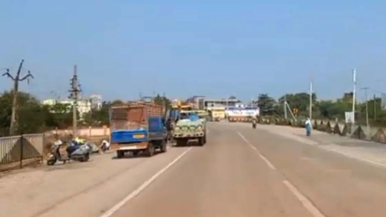 गड़चिरोली में कंक्रीट की सड़कों ने छीनी पेड़ों की छांव, चामोर्शी-चंद्रपुर मार्ग पर राहगीर बेहाल!