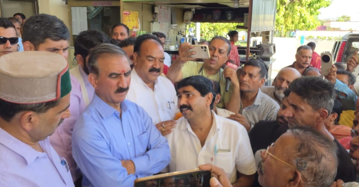 Kangra News: सरकारी आवंटित भूमि पर बसे परिवार सीएम सुक्खू से मिले, मांगा मुआवजा