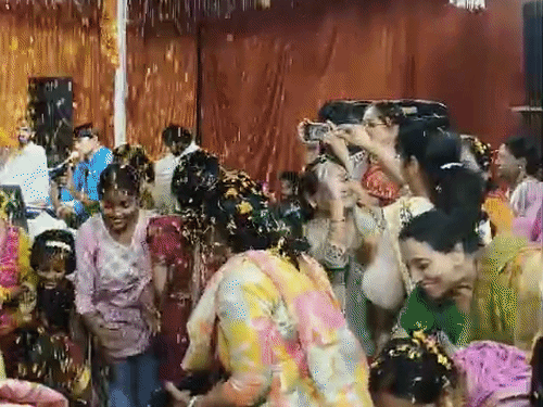 इंदिरानगर में खेली फूलों की होली:श्रीमद्भागवत कथा में श्रद्धालुओं ने बरसाए फूल, भंडारे में खाया प्रसाद
