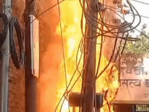ट्रांसफार्मर में धमाके से लगी आग, VIDEO:फिरोजाबाद कॉलेज के पास हुआ हादसा, एक घंटे में आग पर काबू पाया गया