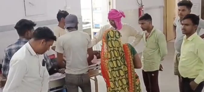 Etah News: लिंटर डालते समय हाईवोल्टेज लाइन से झुलसा मजदूर, मौत