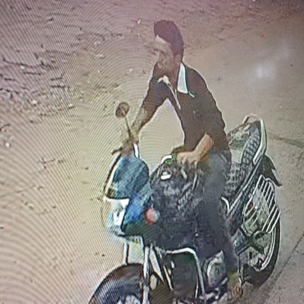 पत्नी का इलाज कराने आए पति की बाइक चोरी:जिला अस्पताल परिसर में पार्क थी, सीसीटीवी कैमरे में कैद हुआ संदिग्ध