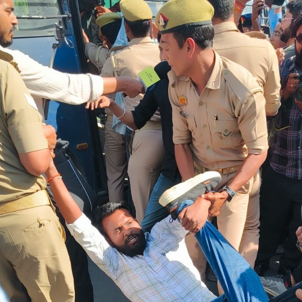 लखनऊ में असम सीएम की तस्वीर जलाई:NSUI ने हेमंत की तस्वीर सड़क पर लगाई , प्रदर्शनकारी बोले- कांग्रेस से माफी मांगे