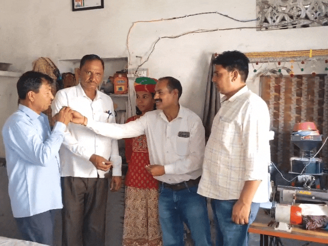 किसान की बेटी के 12वीं साइंस में आए 99 प्रतिशत:कैमिस्ट्री और इंग्लिश में 100 में से 100 नंबर, बोली- IAS बनना है टारगेट