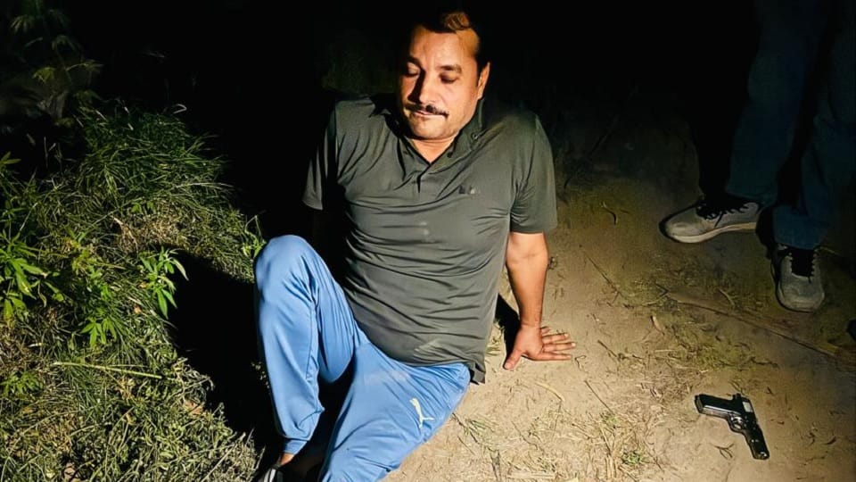 गाजियाबाद: 25 हजार के इनामी बदमाश को पुलिस ने मुठभेड़ में दबोचा, पैर में लगी गोली; साथी भी हुआ गिरफ्तार