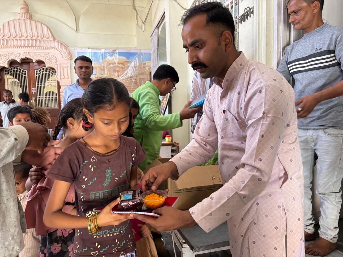 Agra News: महावीर जयंती पर बच्चों को बांटी शिक्षा सामग्री
