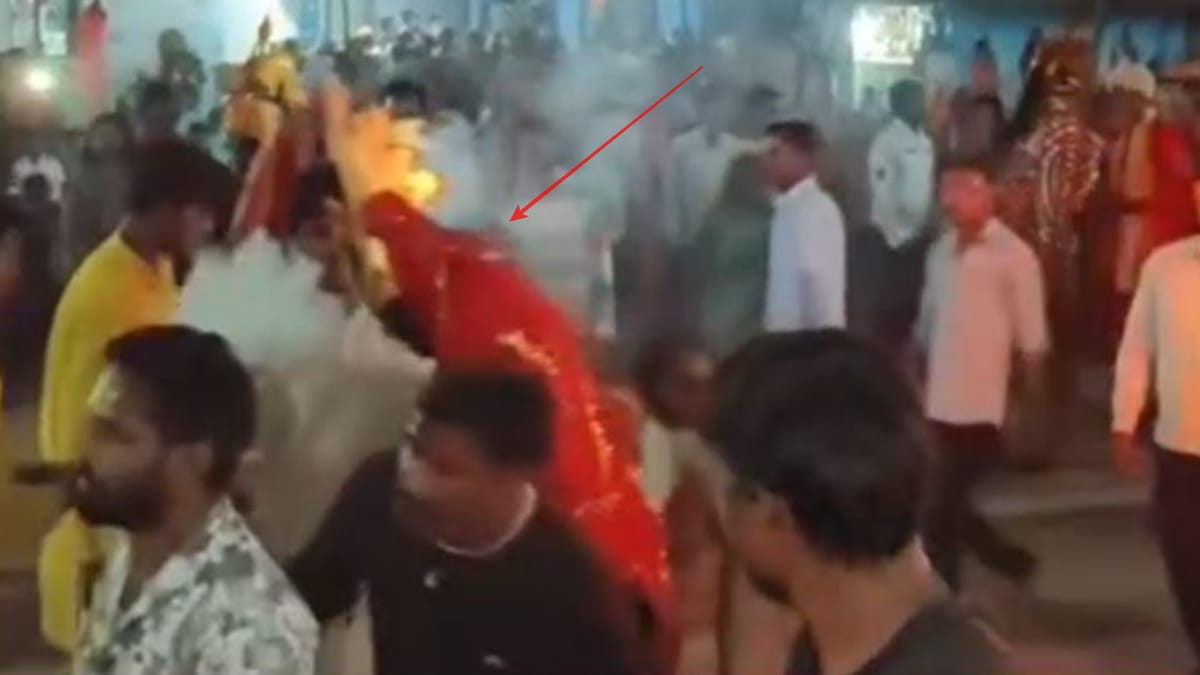 Umaria News: काली बनकर नृत्य कर रहा युवक मंच पर गिरा और थम गई सांसें, हार्ट अटैक से हुई मौत, गांव में मातम