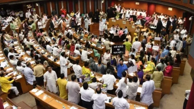 एमसीडी में हंगामा! ड्रॉ से पहले ही बैठक खत्म, विपक्ष कोर्ट जाने को तैयार