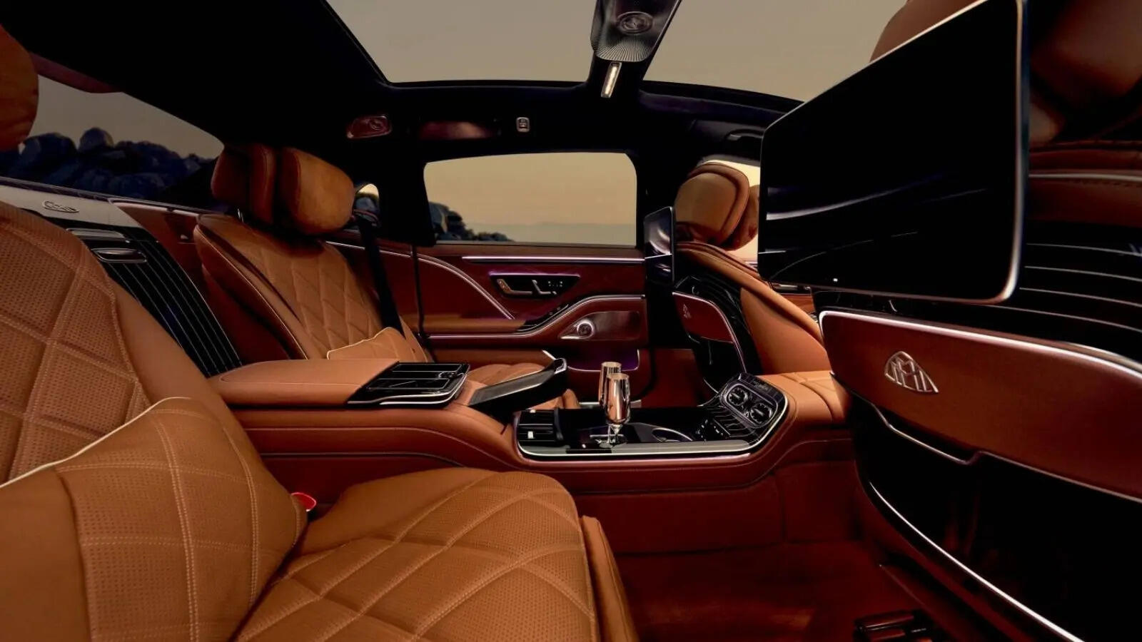 नई Mercedes-Maybach S-Class से उठा पर्दा, आलीशन इंटीरियर देगा महल जैसा फील, लोग रुक-रुक कर देखेंगे कार