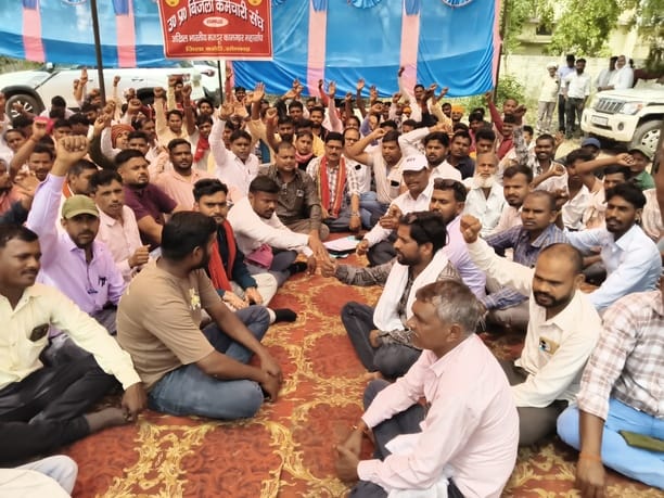 Sonebhadra News: संविदा कर्मियों का वेतन रोके जाने पर नाराजगी, धरने पर बैठे