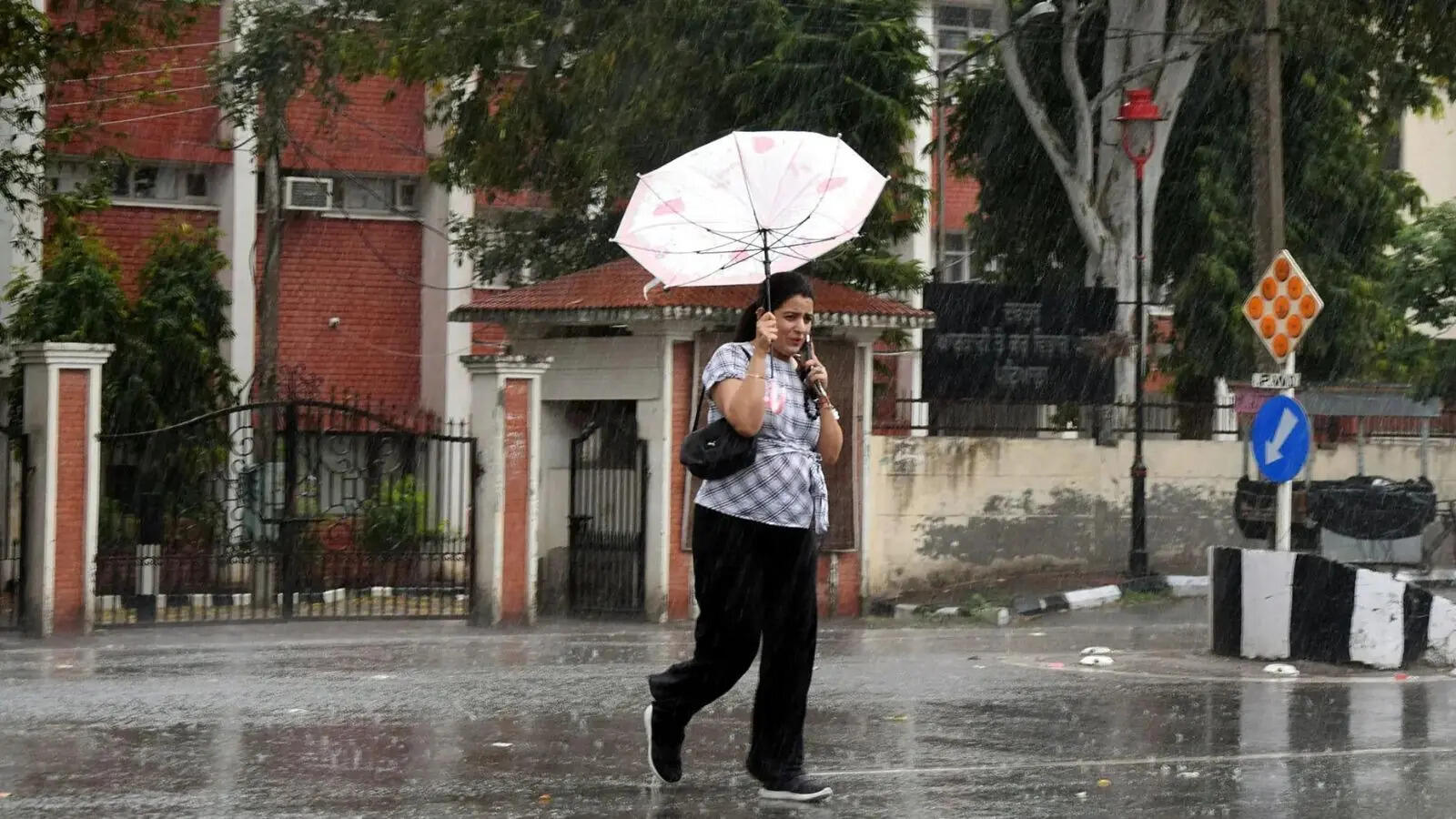 आज का मौसम 5 अप्रैल: देशभर में आंधी-बारिश का कहर, कई जगह पेड़ उखड़े-फसल प्रभावित; 18 राज्यों के लिए IMD का अलर्ट