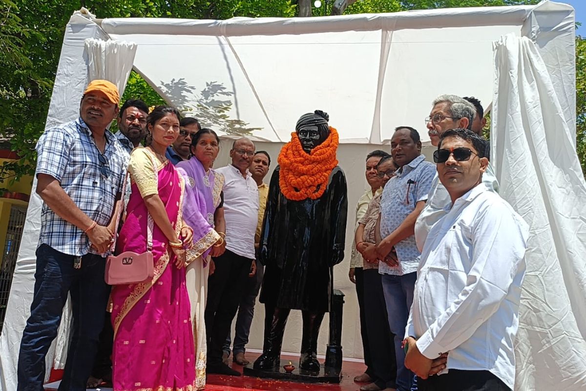 सरायकेला में आधुनिक छऊ के जनक कुंवर विजय प्रताप सिंहदेव की प्रतिमा का किया गया अनावरण