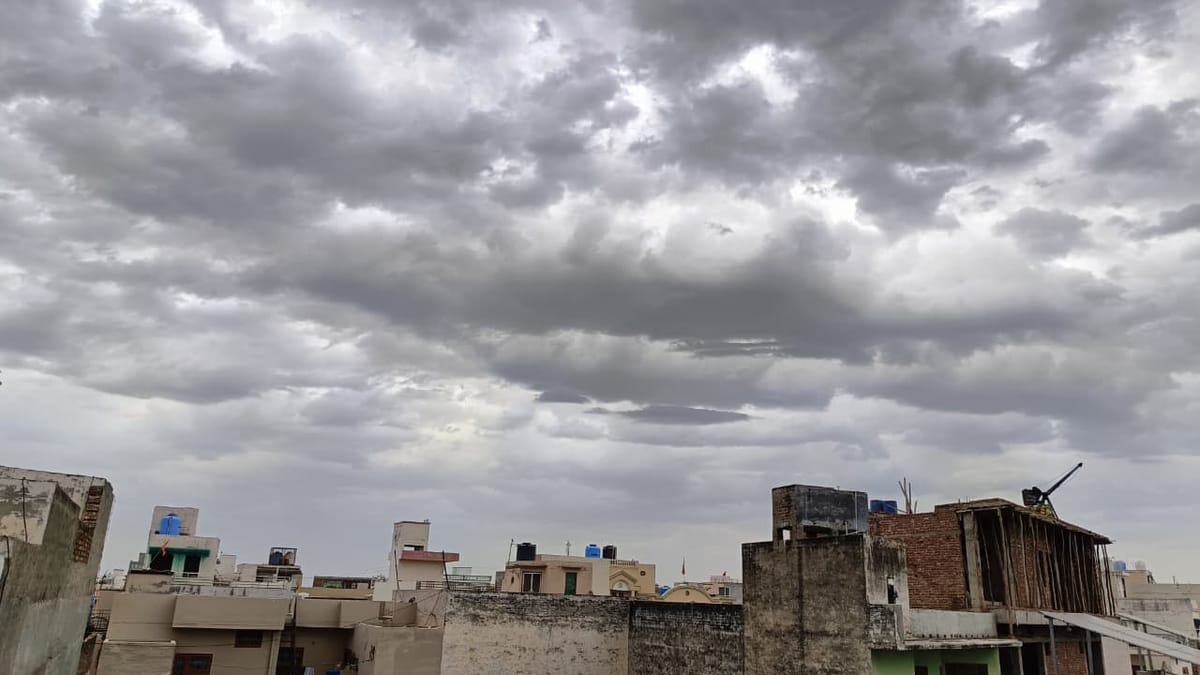 Charkhi Dadri News: दिनभर मंडराए काले बादलों ने बढ़ाई किसानों की घड़कनें, आज और कल बारिश के आसार