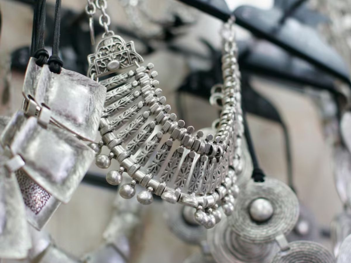 Silver Price Today 8 April 2026: बढ़े या घटे आज कितना है चांदी का हाल, जानें हर शहर के ताजा रेट