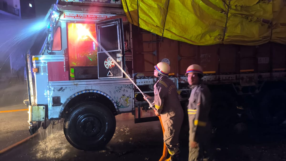 Firozabad News: खड़े ट्रक में लगी आग, मची अफरा-तफरी