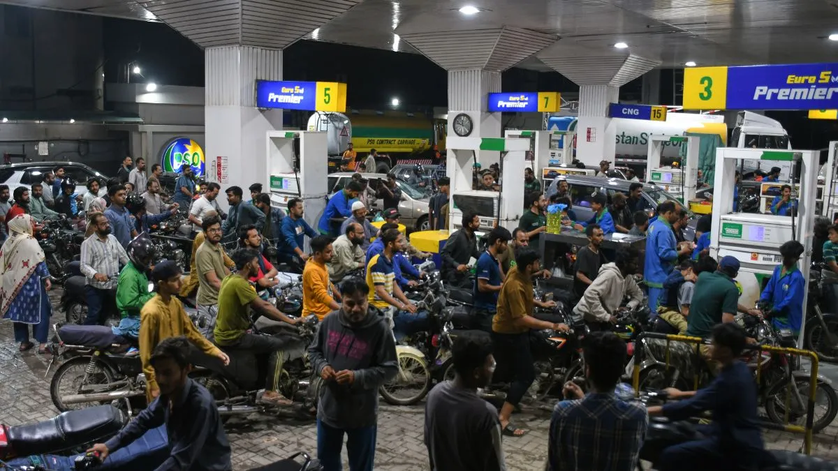 पाकिस्तान में पेट्रोल 80 रुपये सस्ता, डीजल की कीमतों ने छुड़ाए पसीने, आधी रात से लागू होंगी नई दरें