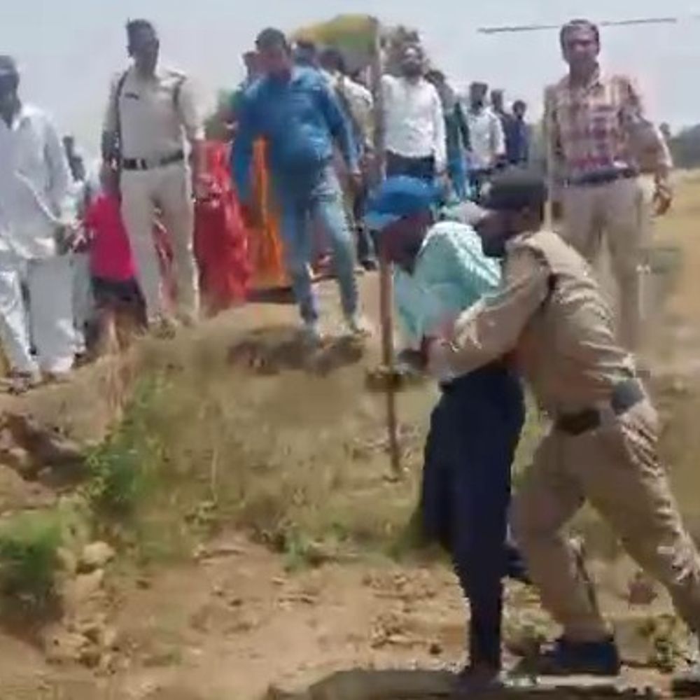 अतिक्रमण हटाने गई राजस्व टीम पर पथराव, VIDEO:उज्जैन में सरकारी जमीन खाली कराने पर धक्का-मुक्की; पुलिस ने 3 लोगों को अरेस्ट किया