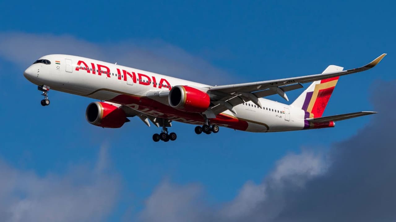 Air India का सफर हुआ महंगा, लेकिन ये 5 टिप्स दिलाएंगे सस्ता टिकट! सरचार्ज बढ़ने पर ऐसे बुक करें अपनी फ्लाइट