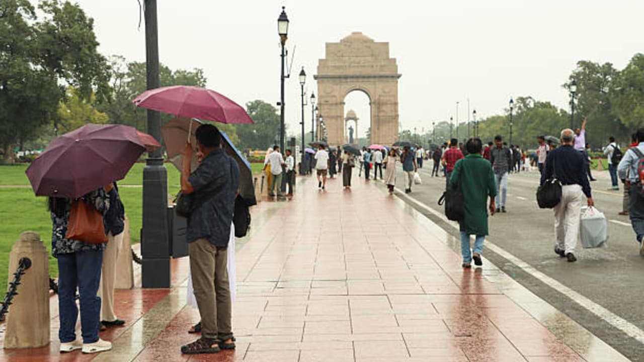 Delhi Weather Today: दिल्ली में आज मौसम होगा खतरनाक! तूफानी बारिश के साथ बिजली गिरने का अलर्ट