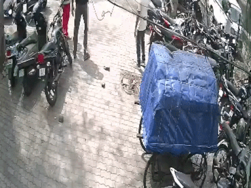 कोटा के जेके लोन हॉस्पिटल पार्किंग कर्मियों की गुंडागर्दी:मरीज के परिजन के साथ सरिया-डंडों से की मारपीट,पार्किंग विवाद में कार का कांच तोड़ा