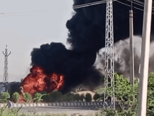 केमिकल से भरे ट्रक में लगी आग-VIDEO:अजमेर-ब्यावर हाइवे पर टायर फटने से हुआ हादसा, पुलिस व दमकल पहुंची