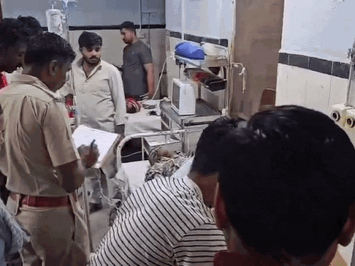 पति-पत्नी की बाइक सामने से आ रही मोटरसाइकिल से भिड़ी:दंपति समेत तीन जने गंभीर घायल, सभी का प्राथमिक उपचार के बाद किया रेफर