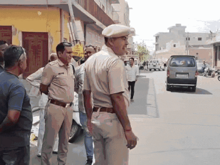 पॉश कॉलोनी में बदमाशों ने तोड़े दर्जनों लग्जरी-कारों के कांच:पुलिस की गश्त पर खड़े हुए सवाल, सीसीटीवी फुटेज खंगाले, आरोपियों की तलाश की शुरू