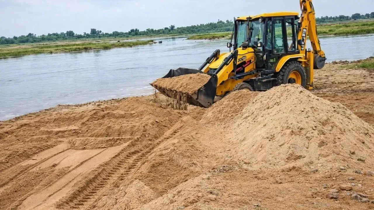 UBT सांसद के बेटे का अवैध रेत खनन गैंग पर बड़ा हाथ! LCB टीम को लौटना पड़ा खाली हाथ, 500 की भीड़ ने किया घेराव